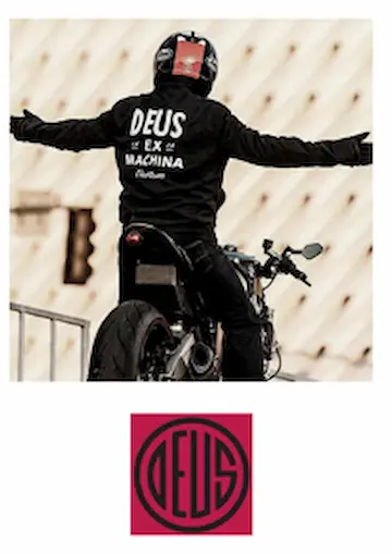 DEUS のジャケットを着てバイクにのる男性